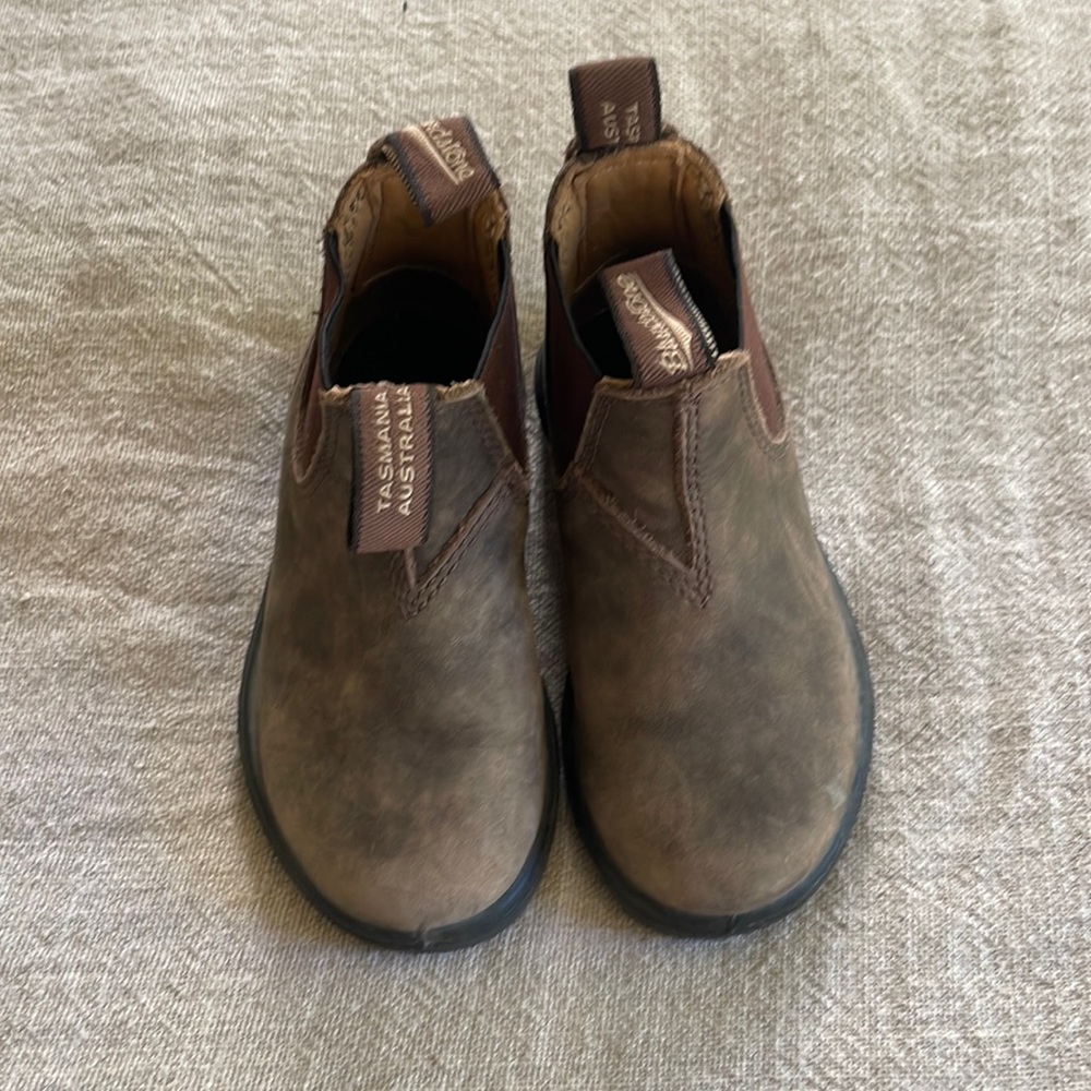Perfect condition little Blundstones